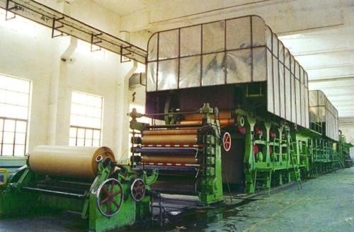500T / D a ridé la chaîne de production de tuyautage de petit pain d'éléphant de la machine 5400mm de papier d'emballage