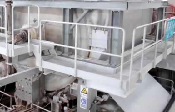 3000 millimètres de papier hygiénique faisant à machine le petit pain enorme 300m/minute