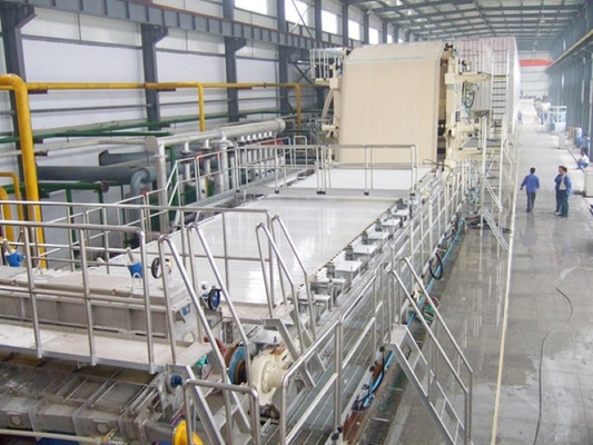 300T / D a ridé la machine de tuyautage de papier d'emballage chaîne de production de petit pain enorme de 5400 millimètres