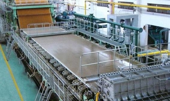 La conversion de fréquence 150 tonnes de /D Papier d'emballage a ridé la machine de fabrication de papier pour le moulin à papier